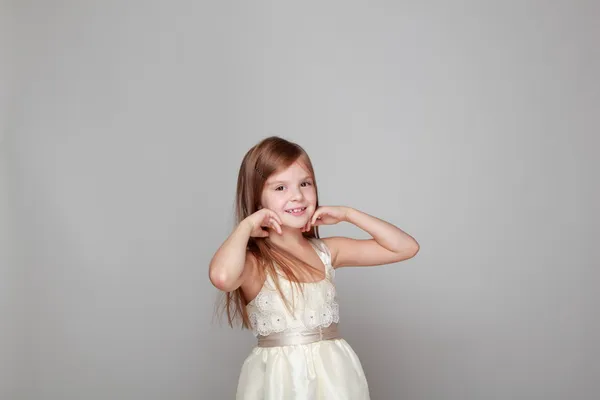 Menina em um fundo cinza — Fotografia de Stock