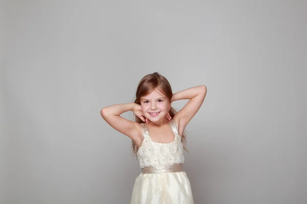 Chica bailando sobre un fondo gris —  Fotos de Stock