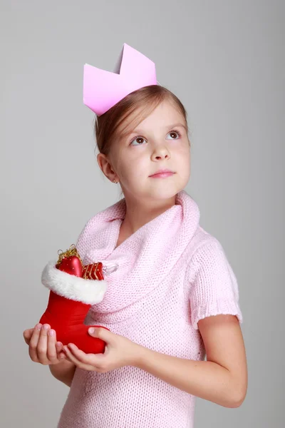 Flicka håller jul stövlar — Stockfoto