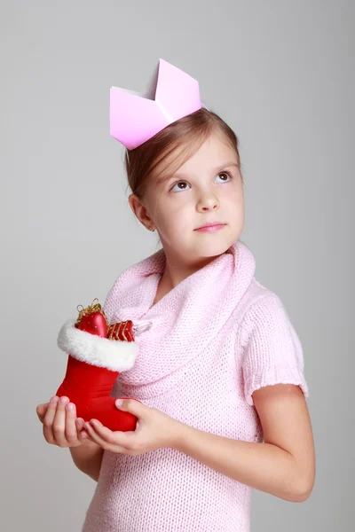 クリスマスの装飾を手で保持している女の子 — ストック写真