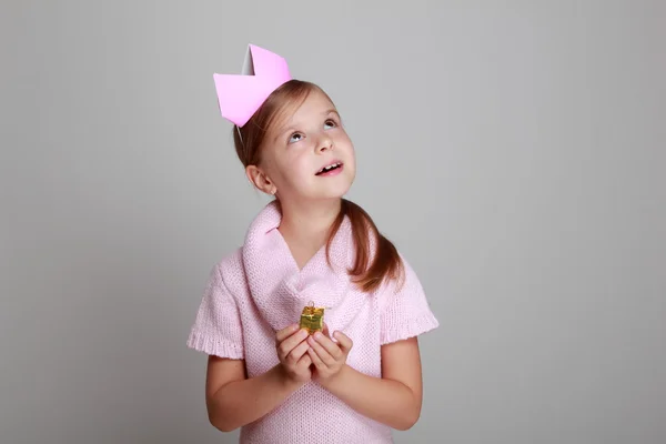 小女孩用粉色皇冠 — 图库照片