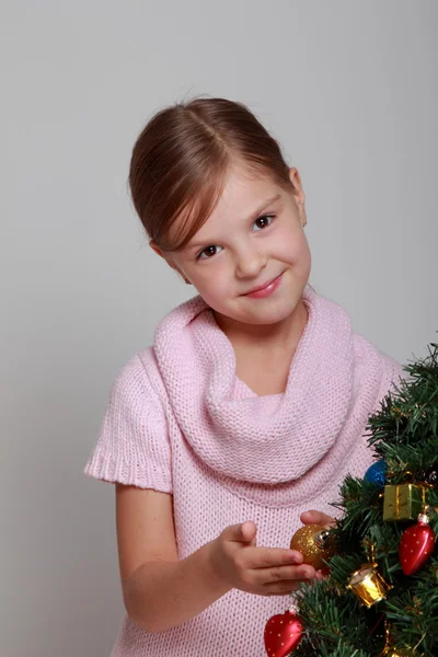 Lachende meisje in de buurt van een kerstboom — Stockfoto