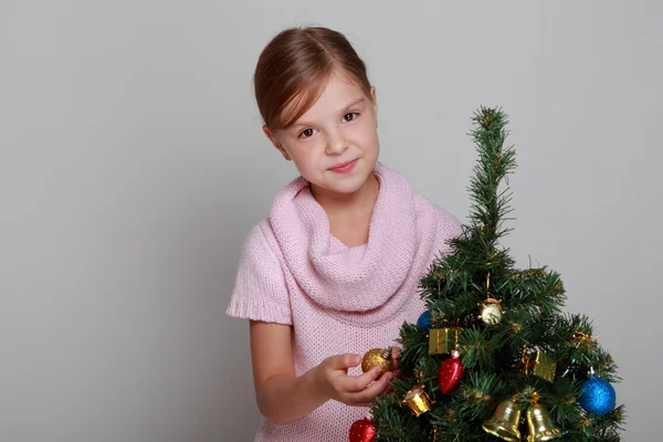 Chica sonriente cerca de un árbol de Navidad — Foto de Stock