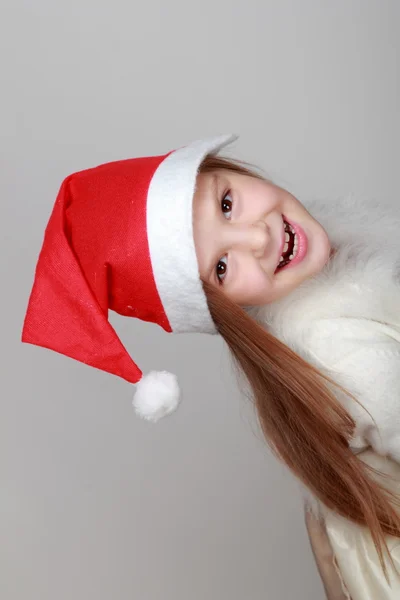 Petite fille en chapeau de Père Noël — Photo