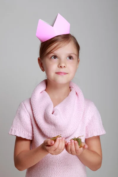 Pequena princesa com tiara rosa — Fotografia de Stock
