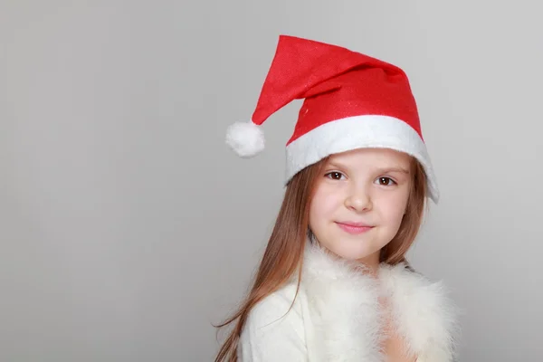 Petite fille en chapeau de Père Noël — Photo