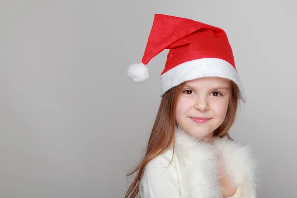 Petite fille en chapeau de Père Noël — Photo