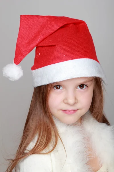 Petite fille en chapeau de Père Noël — Photo