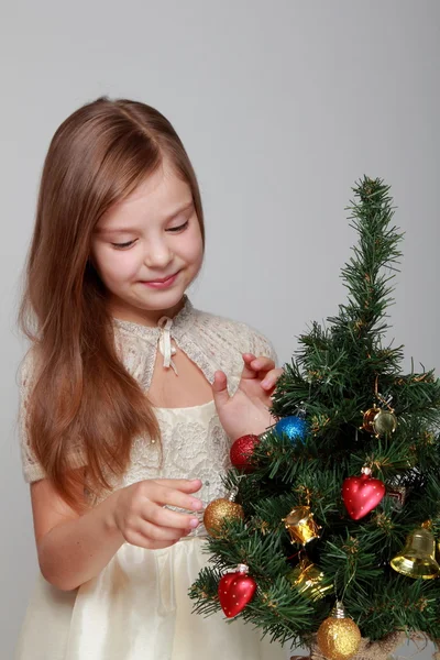 Chica sonriente cerca de un árbol de Navidad — Foto de Stock