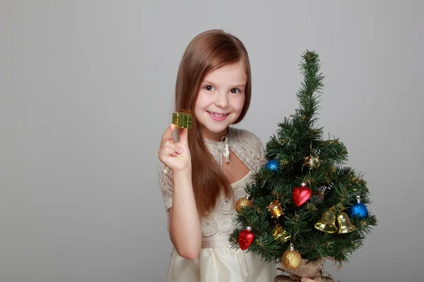 Bir Noel ağacı yakınındaki gülümseyen kız — Stok fotoğraf