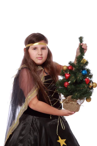 Hermosa chica sosteniendo un pequeño árbol de Navidad — Foto de Stock