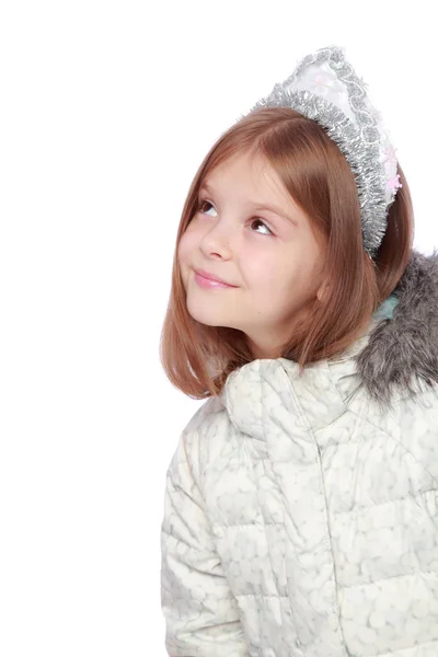 Enfant dans un manteau d'hiver chaud avec une couronne sur la tête — Photo