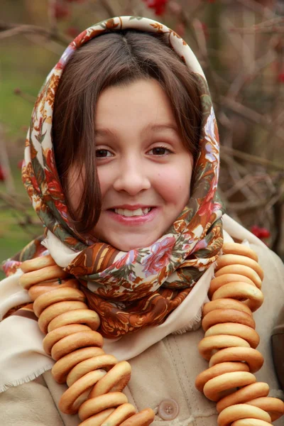 Menina em russo tradicional kerchief — Fotografia de Stock