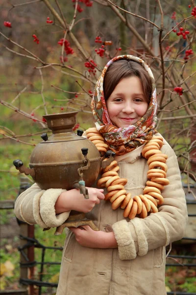 Menina em russo tradicional kerchief — Fotografia de Stock