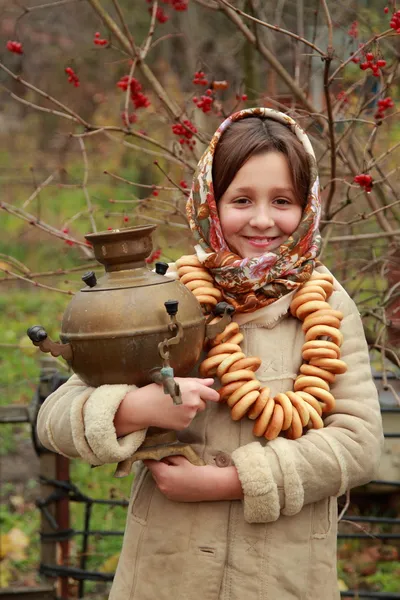 Menina em russo tradicional kerchief — Fotografia de Stock