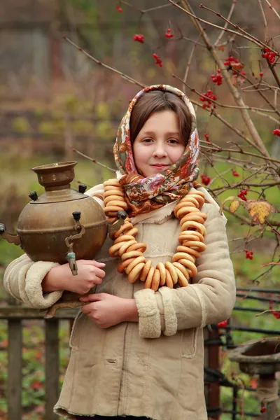 Kız Rus geleneksel atkı