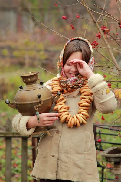 ロシアの伝統的なハンカチで少女 — ストック写真