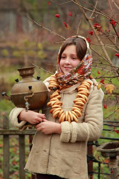 Chica en el pañuelo tradicional ruso — Foto de Stock