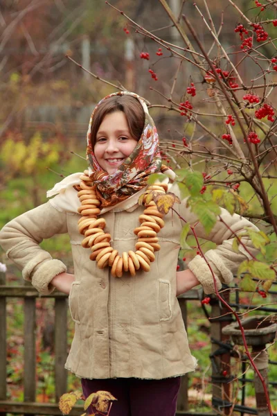 ロシアの伝統的なハンカチで少女 — ストック写真