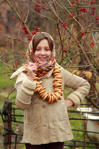 Fille en mouchoir traditionnel russe — Photo