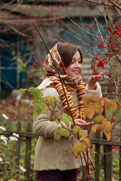 Chica en la aldea rusa pañuelo tradicional —  Fotos de Stock