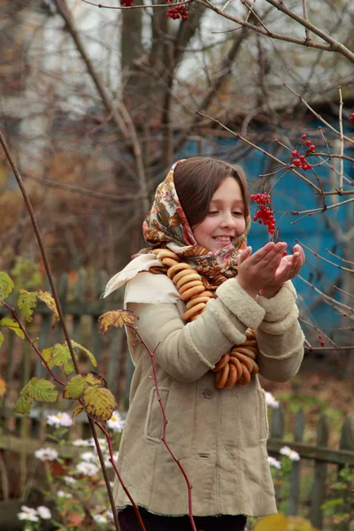 Ragazza nel villaggio russo fazzoletto tradizionale — Foto Stock