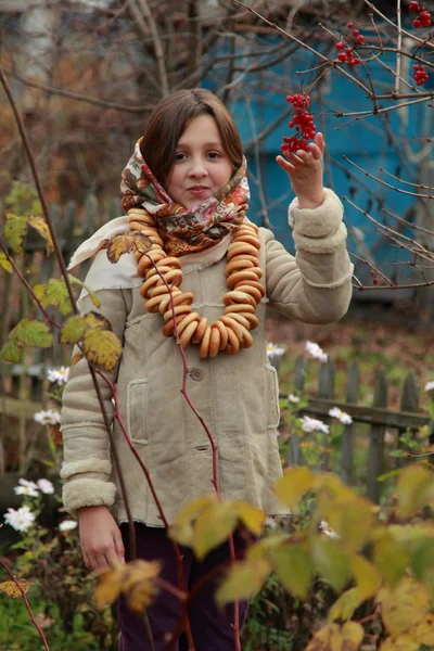 Mädchen in russischem Dorf traditionelles Halstuch — Stockfoto