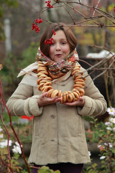 Meisje in Russische dorp traditionele Bandana — Stockfoto