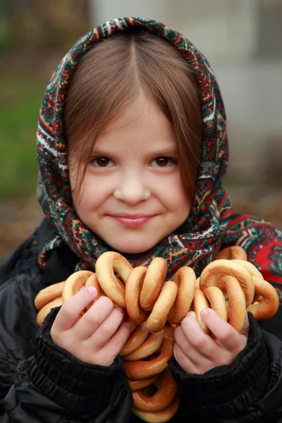 Menina na aldeia russa lenço tradicional — Fotografia de Stock