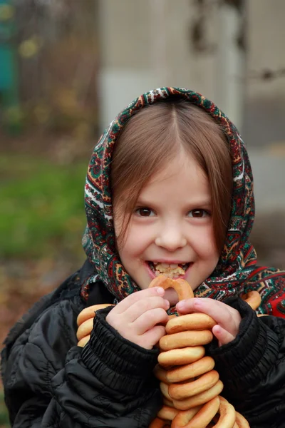 Chica en el pañuelo tradicional ruso —  Fotos de Stock