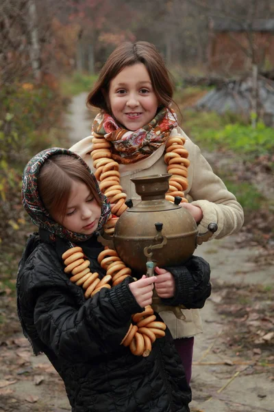 Meninas em lenços tradicionais russos — Fotografia de Stock