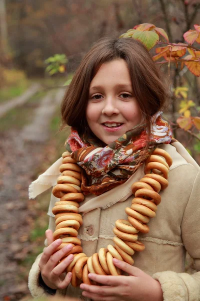 Meisje in Russische dorp traditionele Bandana — Stockfoto