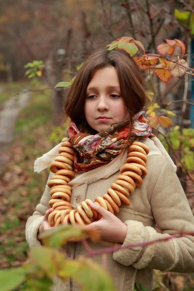 Ragazza nel villaggio russo fazzoletto tradizionale — Foto Stock