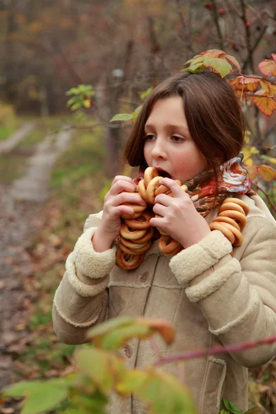 Menina na aldeia russa lenço tradicional — Fotografia de Stock