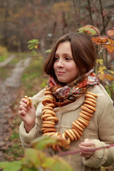 Menina na aldeia russa lenço tradicional — Fotografia de Stock
