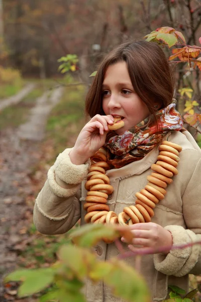 Девушка в русской деревне традиционный платок — стоковое фото