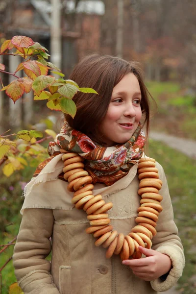 Menina na aldeia russa lenço tradicional — Fotografia de Stock