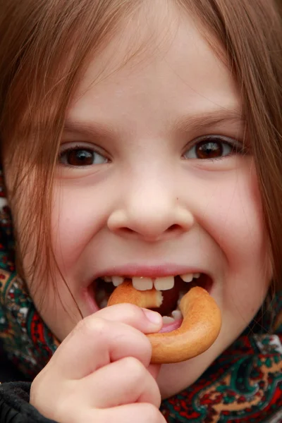 Kleines Mädchen in traditionellem russischen Halstuch — Stockfoto