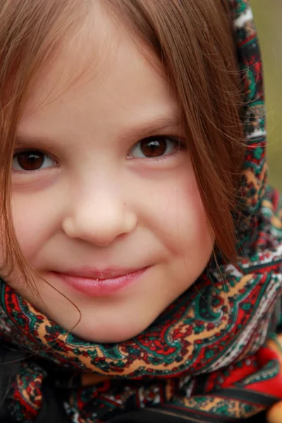 Bambina in fazzoletto tradizionale russo — Foto Stock