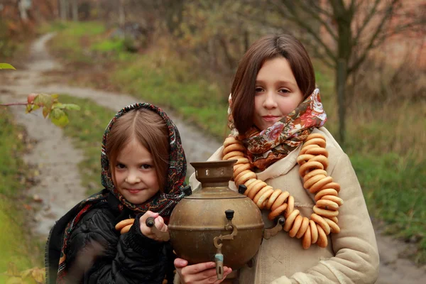 Giovani ragazze a lanscape autunno — Foto Stock