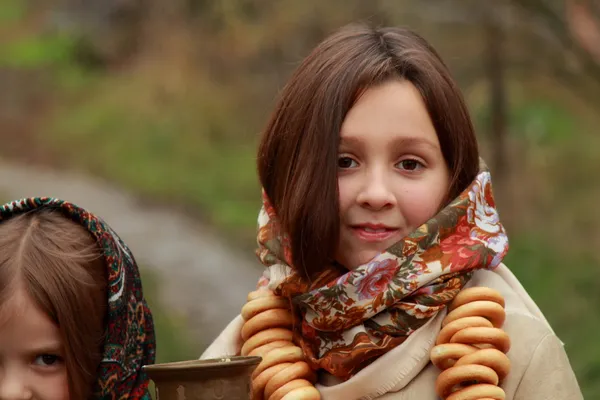 Giovani ragazze a lanscape autunno — Foto Stock