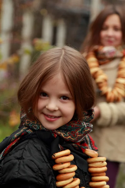 Unga flickor på hösten lanscape — Stockfoto