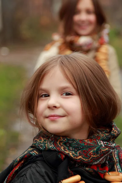 年轻的女孩，在秋季景观 — 图库照片
