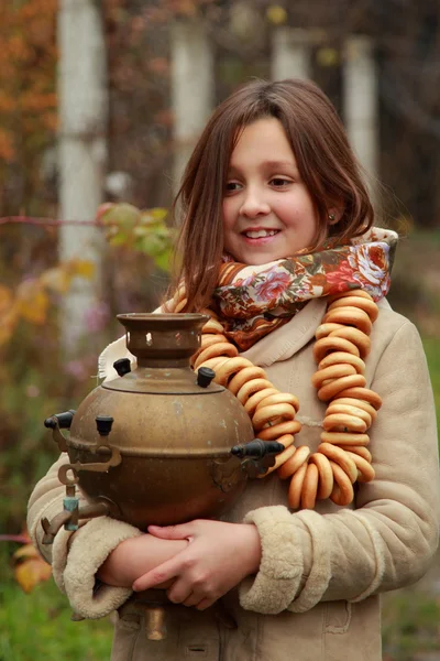 在老式的俄罗斯头巾的女孩 — 图库照片