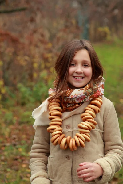 在老式的俄罗斯头巾的女孩 — 图库照片
