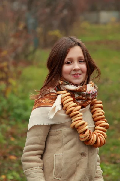 Девушка в винтажном русском платке — стоковое фото