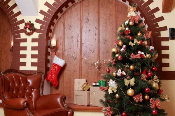 Sala de estar com uma árvore de Natal — Fotografia de Stock