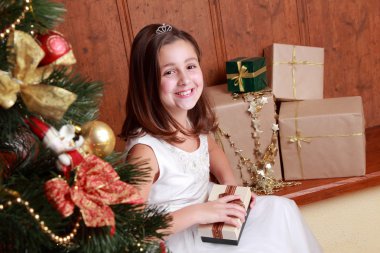 küçük kız Noel ağacı üzerinde