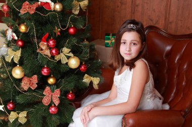 küçük kız Noel ağacı üzerinde