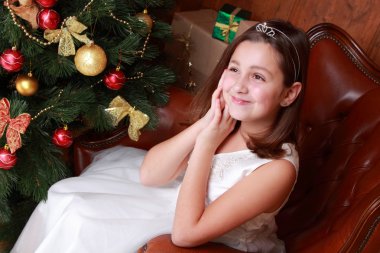 küçük kız Noel ağacı üzerinde